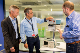 Igolt Ubbens, Group Manager Electronic and Photonic Instrumentation, Philips Innovation Services (left) with prof.dr.ir. Bart Smolders, Dean of the Department of Electrical Engineering (center), prof.dr.ir. Gerrit Kroesen, Dean of the Department of Applied Physics (right), and a selection of the test and measurement equipment donated to the TU/e.